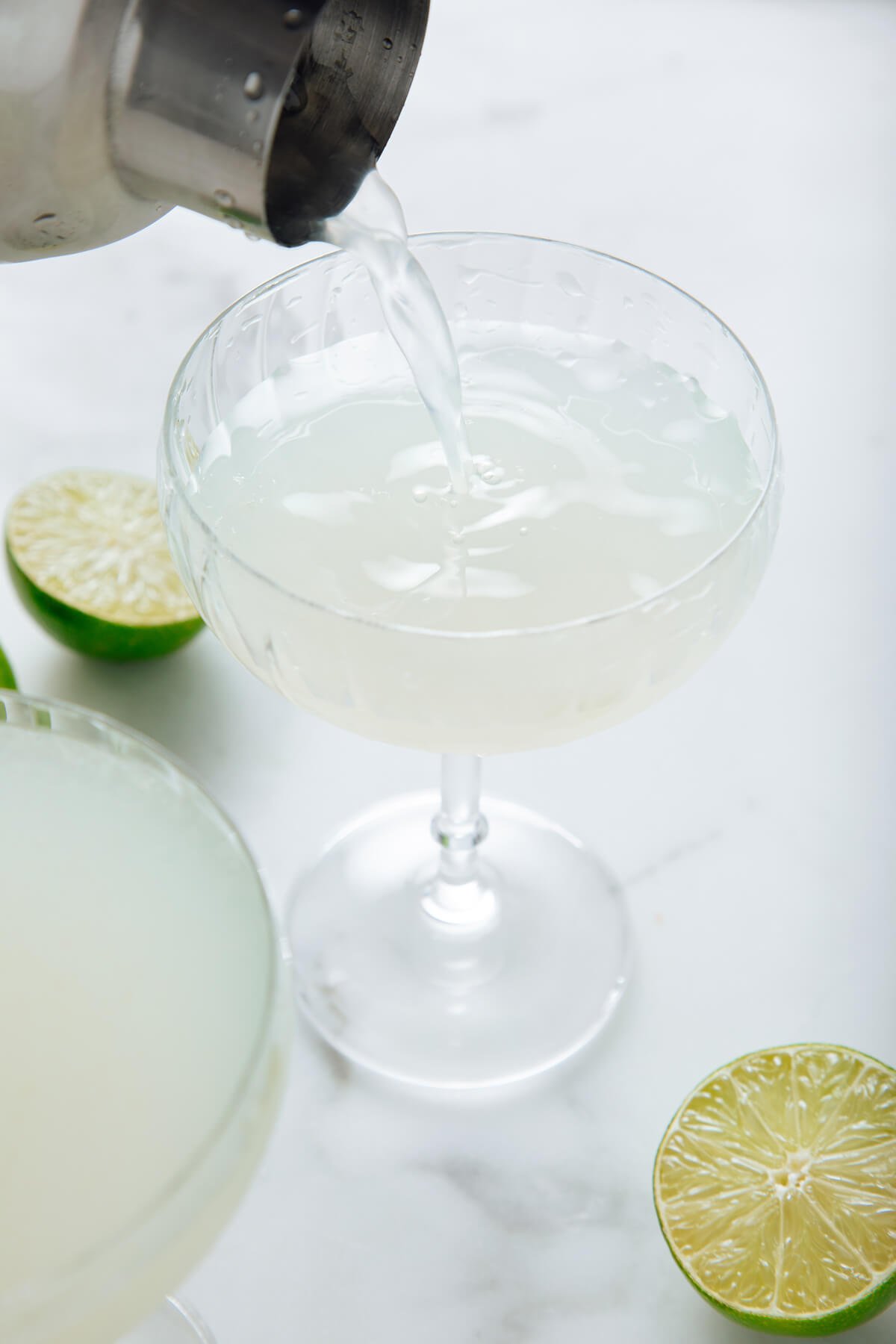 pouring a gimlet